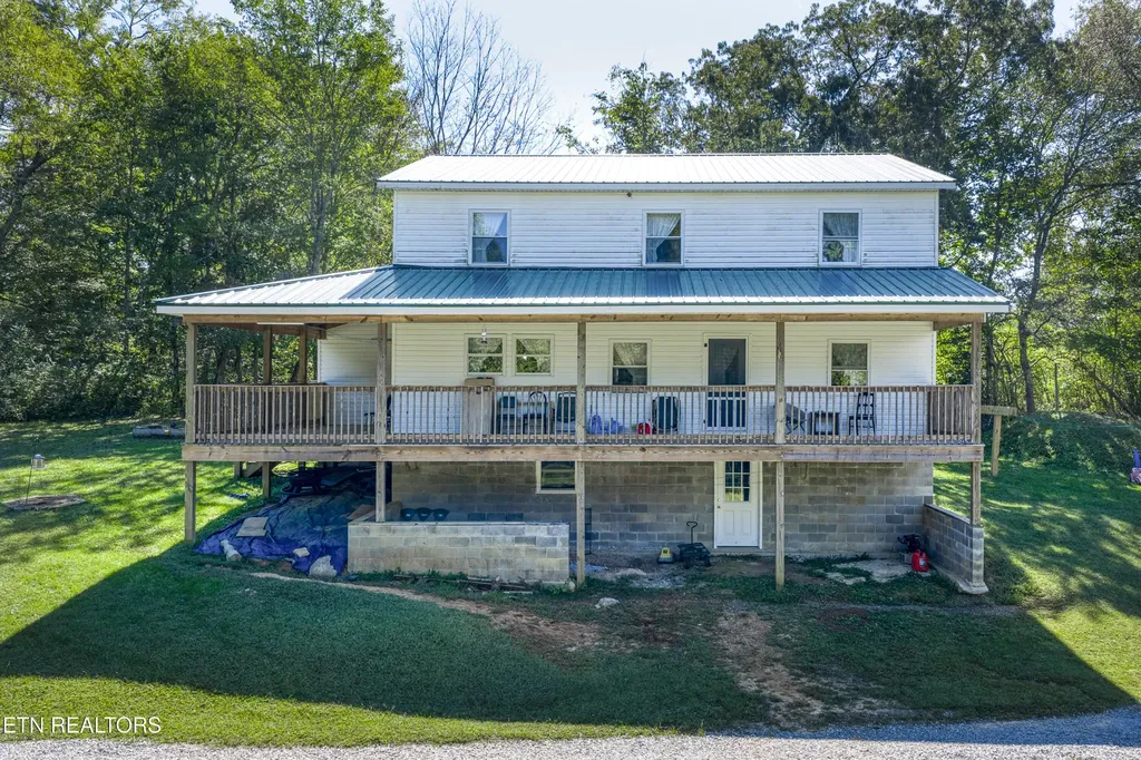 107 Cherry Street Deer Lodge TN 37726