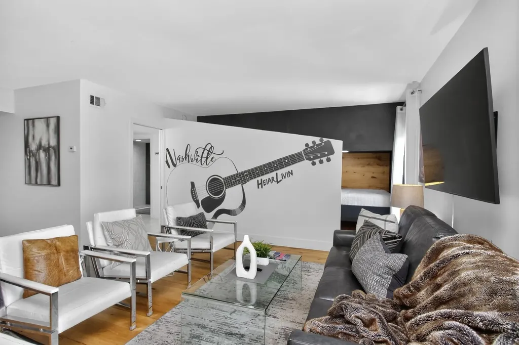 11 Music Sq, E Nashville TN 37203