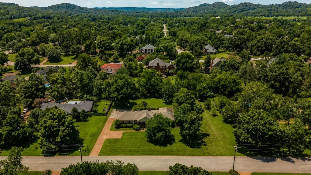 6372 Chickering Circle Nashville TN 37215