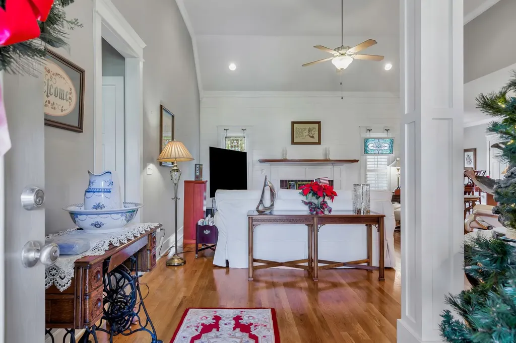 3043 Cross Gate Lane Columbia TN 38401