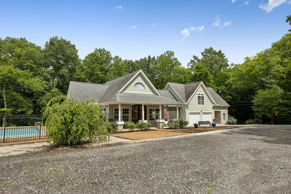 7916 E Plunders Creek Road Dickson TN 37055