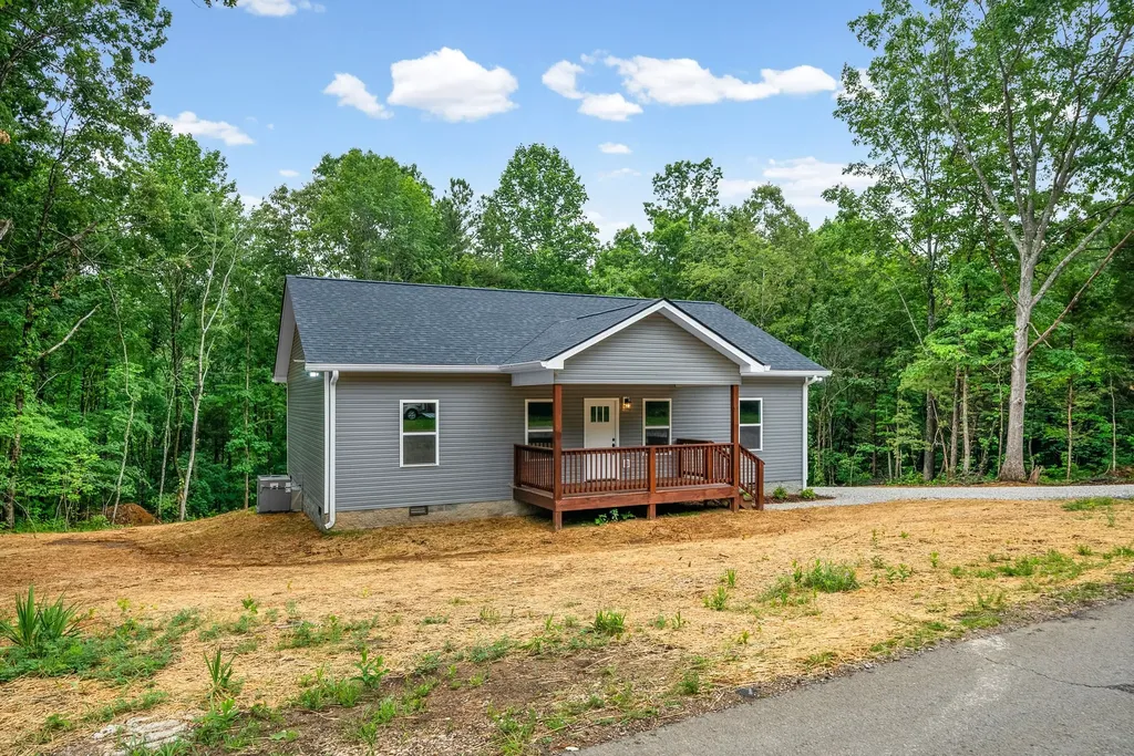 690 Brazzle Road Waverly TN 37185