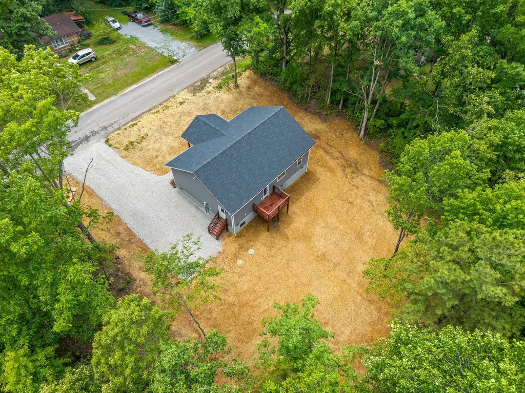 690 Brazzle Road Waverly TN 37185