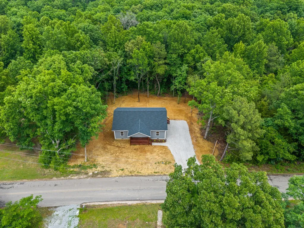 690 Brazzle Road Waverly TN 37185