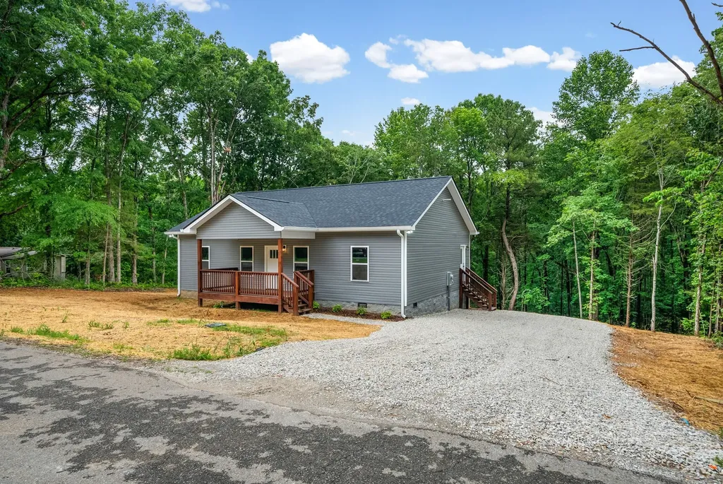 690 Brazzle Road Waverly TN 37185
