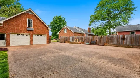 105 S Chestnut Hendersonville TN 37075