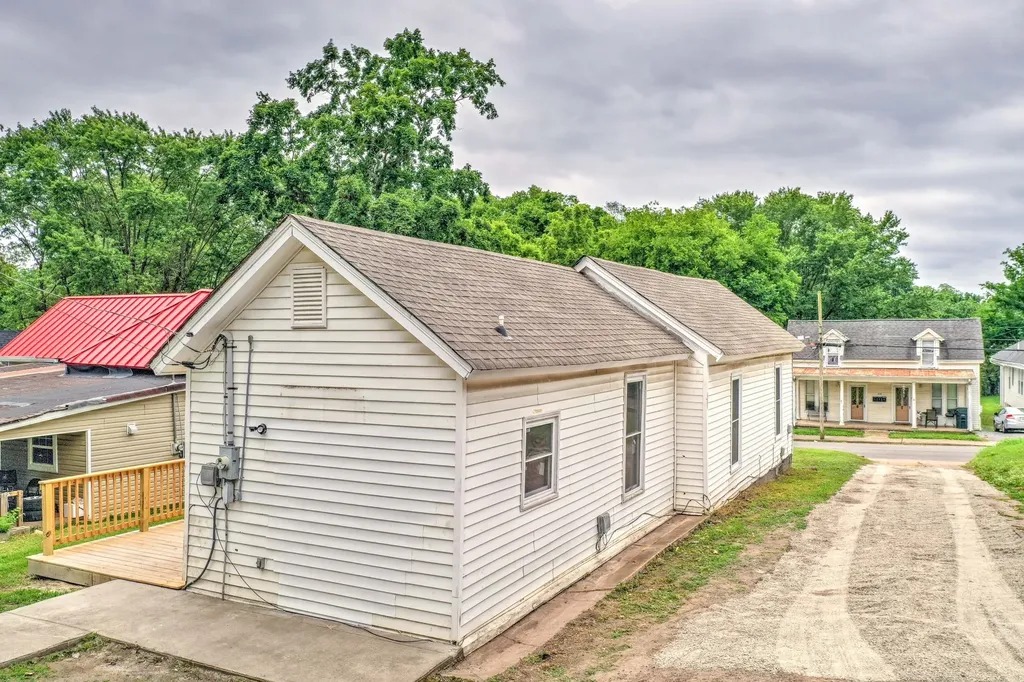 945 Clark Street Clarksville TN 37040