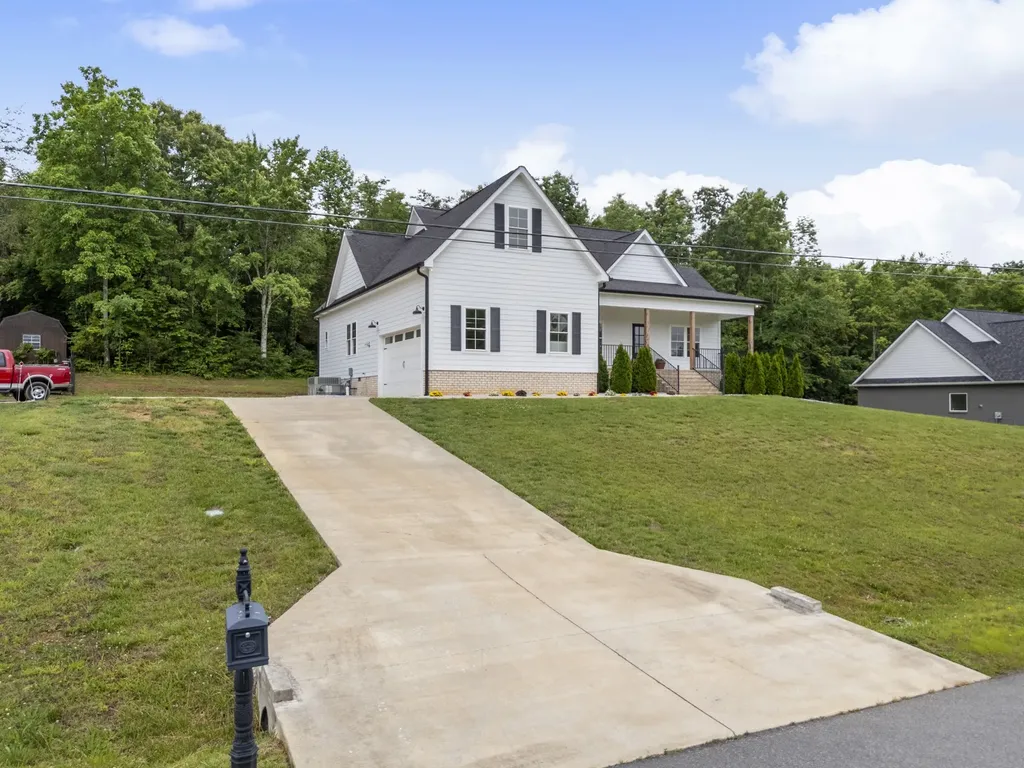 14 Hemlock Circle Burns TN 37029