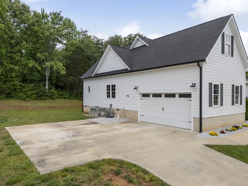 14 Hemlock Circle Burns TN 37029