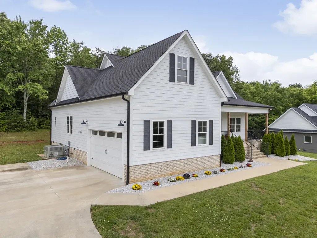 14 Hemlock Circle Burns TN 37029