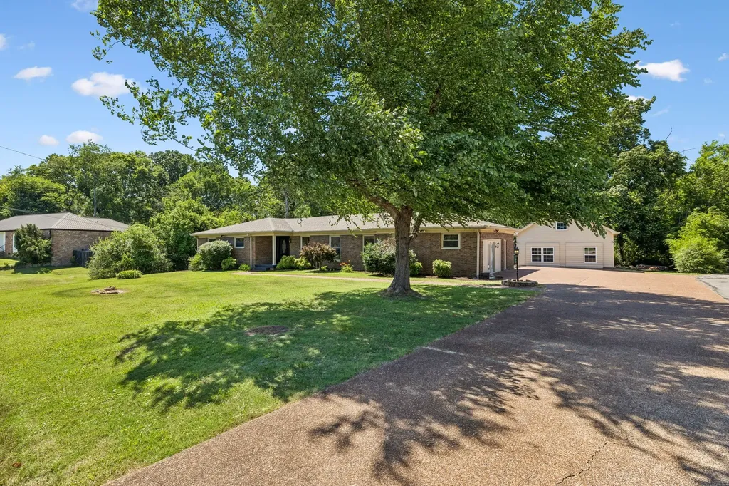 216 Bartonwood Drive Lebanon TN 37087