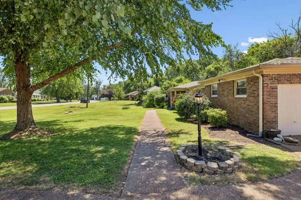 216 Bartonwood Drive Lebanon TN 37087