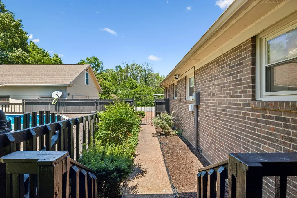 216 Bartonwood Drive Lebanon TN 37087
