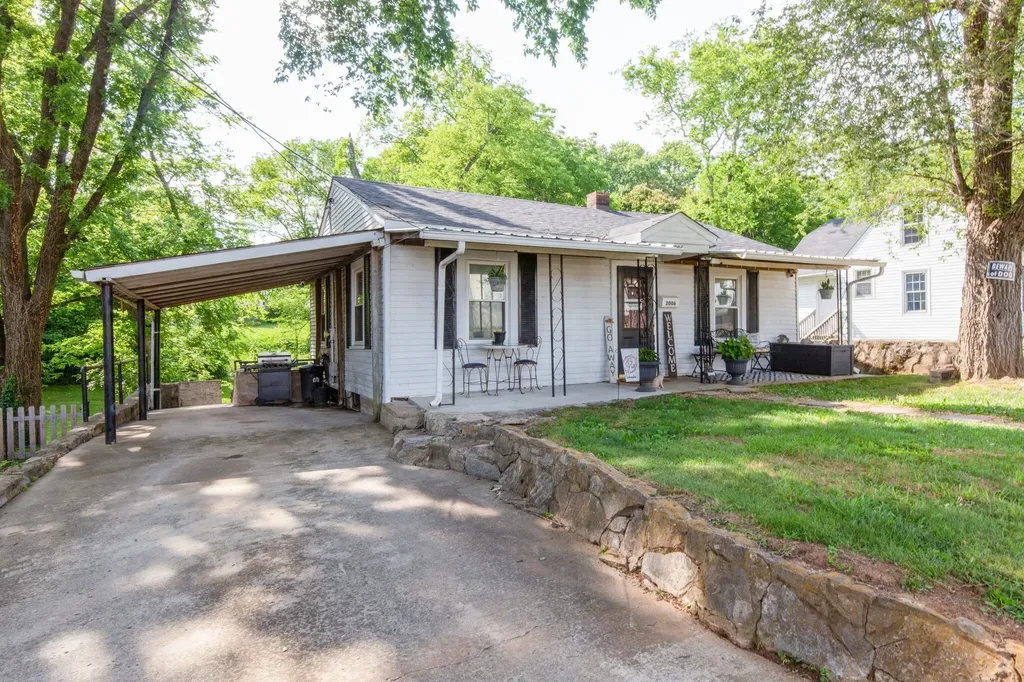 2006 Thomas Avenue Columbia TN 38401