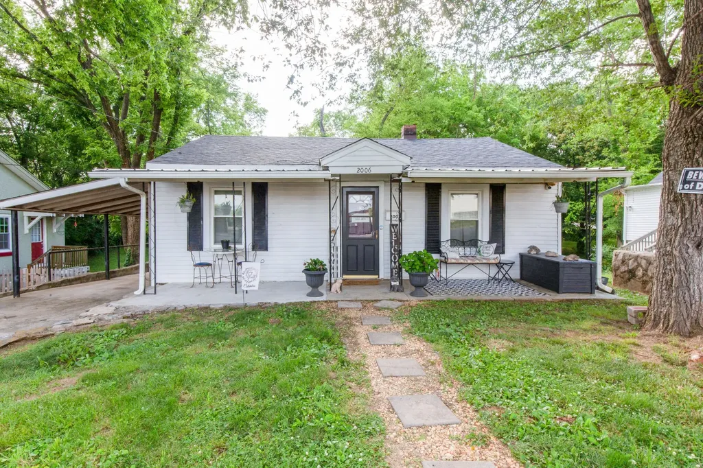 2006 Thomas Avenue Columbia TN 38401