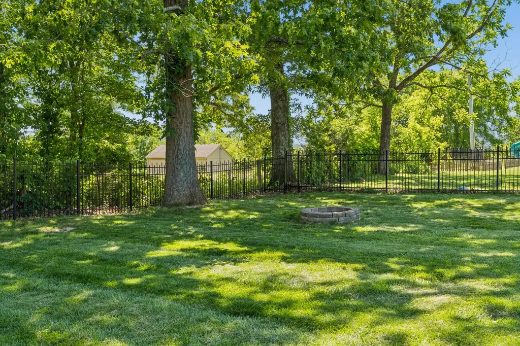 1038 Briarwood Drive Cottontown TN 37048