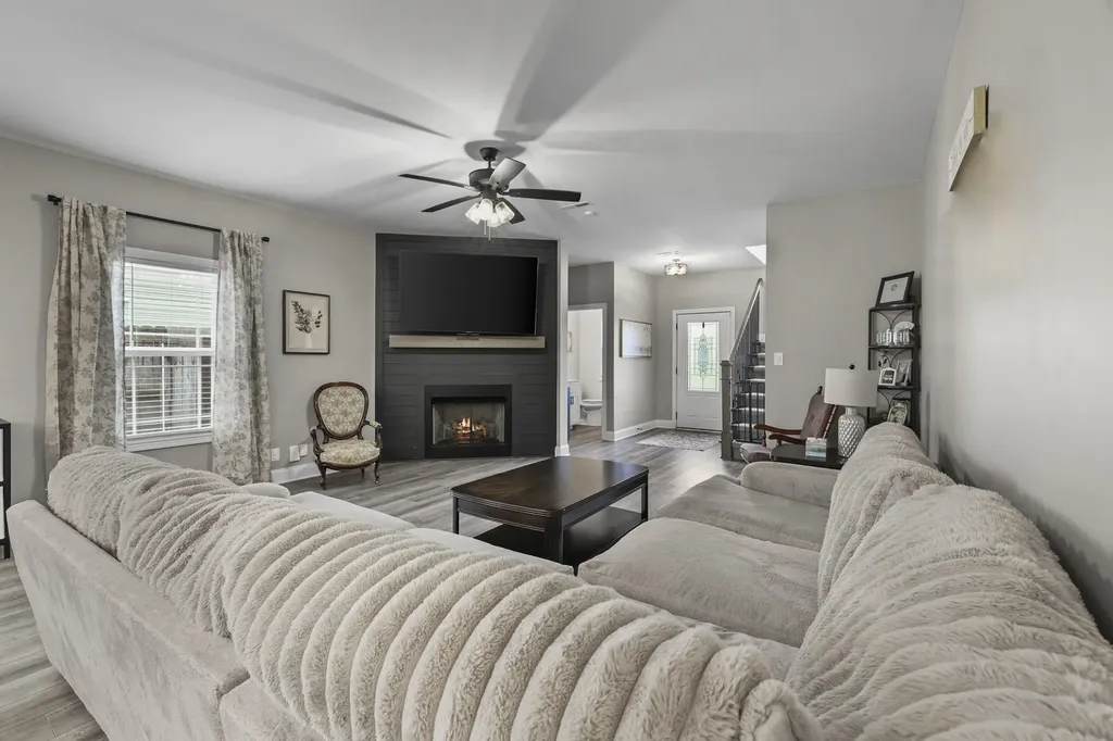991 Cherry Blossom Lane Clarksville TN 37040