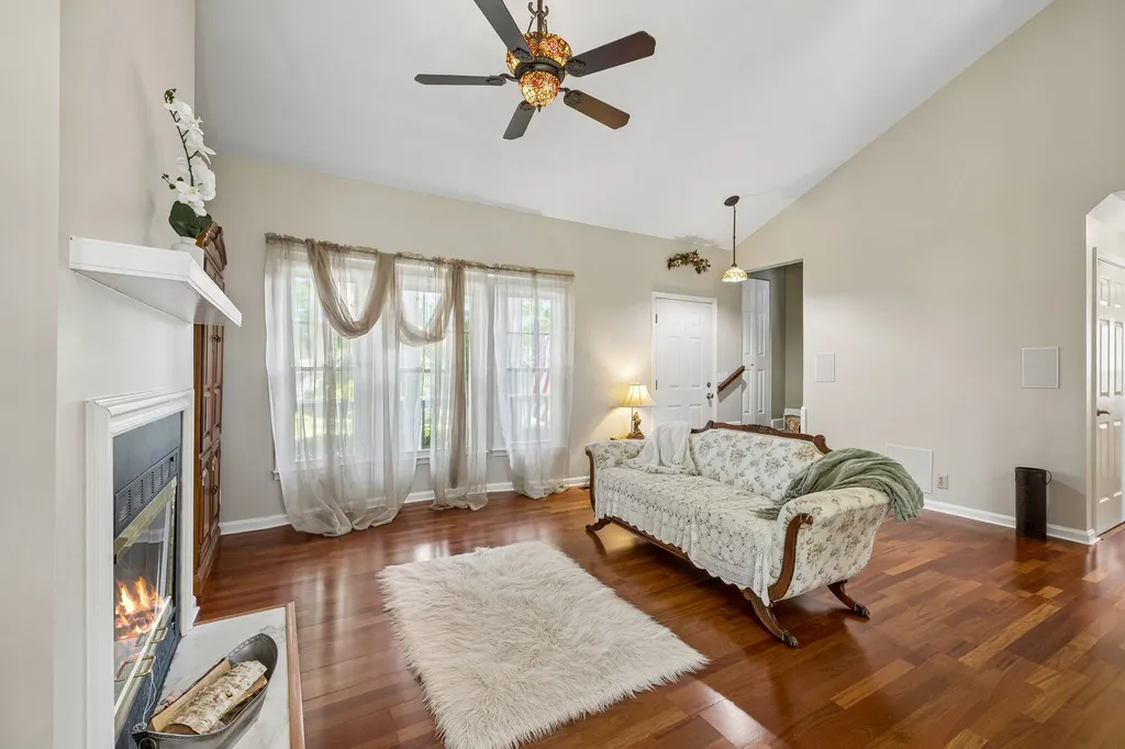 1105 Blythe Ct, E Nashville TN 37221
