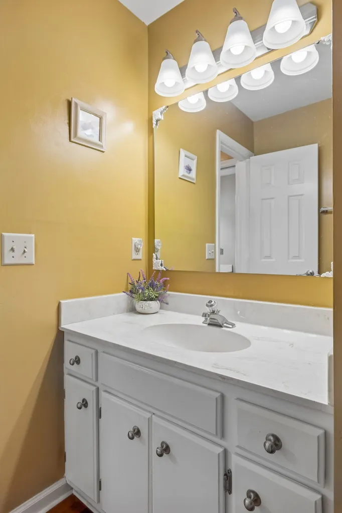 1105 Blythe Ct, E Nashville TN 37221