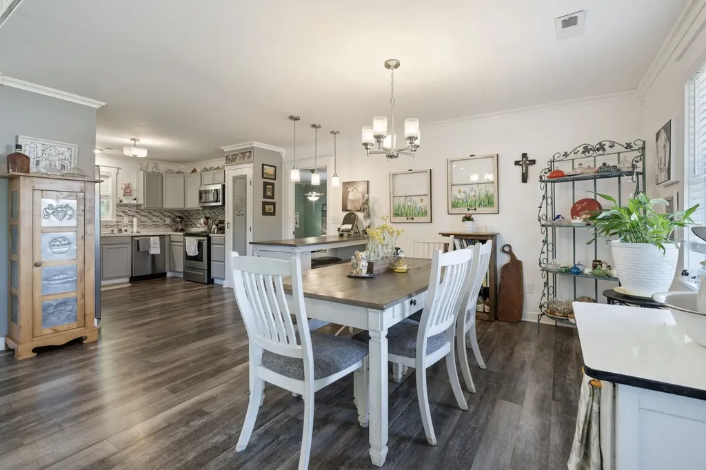 7623 Highway 100 Bon Aqua TN 37025