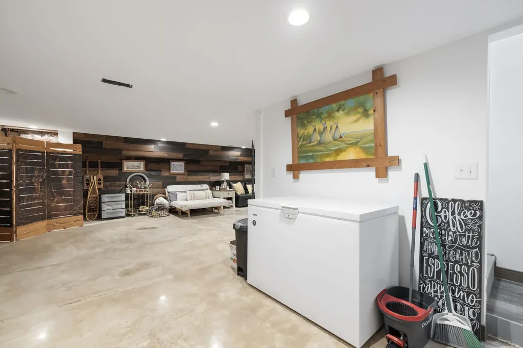 7623 Highway 100 Bon Aqua TN 37025