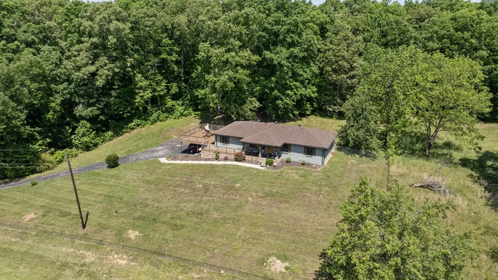 7623 Highway 100 Bon Aqua TN 37025
