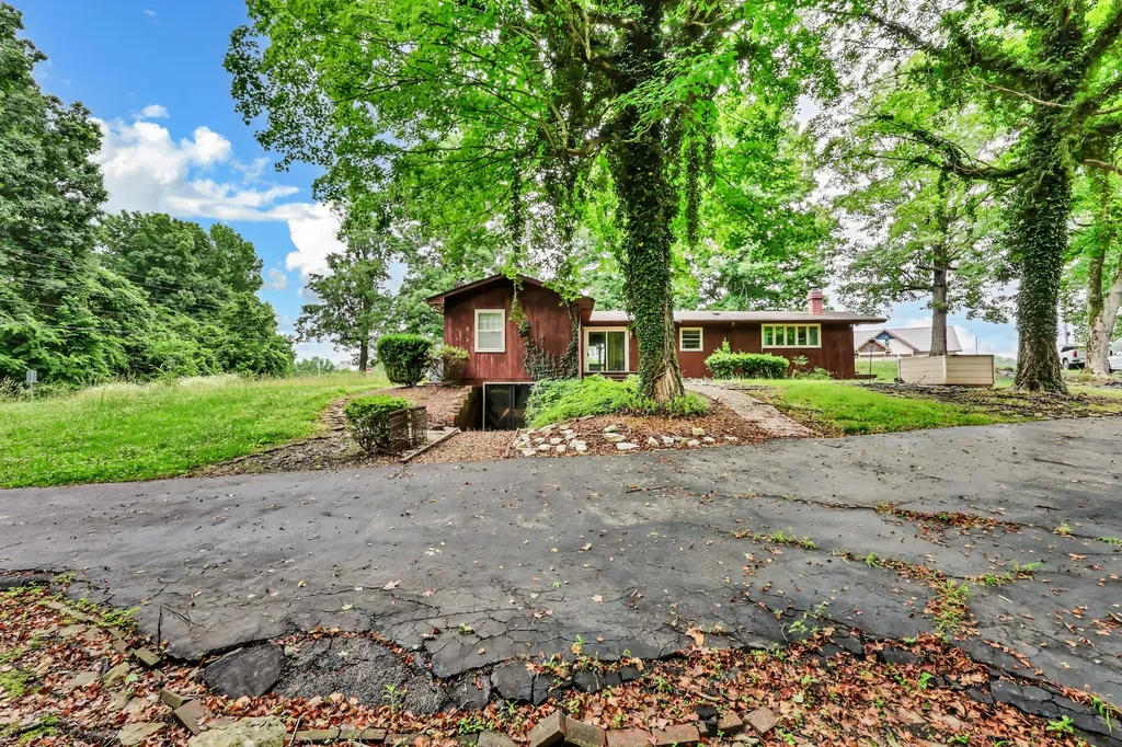 1692 Gratton Road Clarksville TN 37043