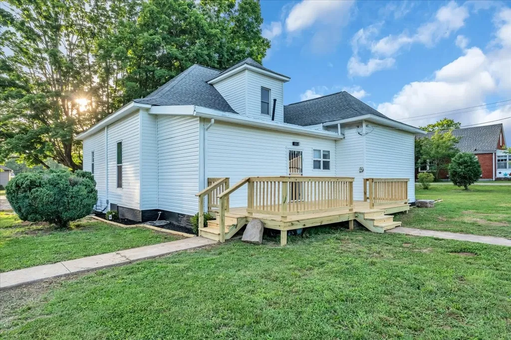141 N Russell Street Portland TN 37148