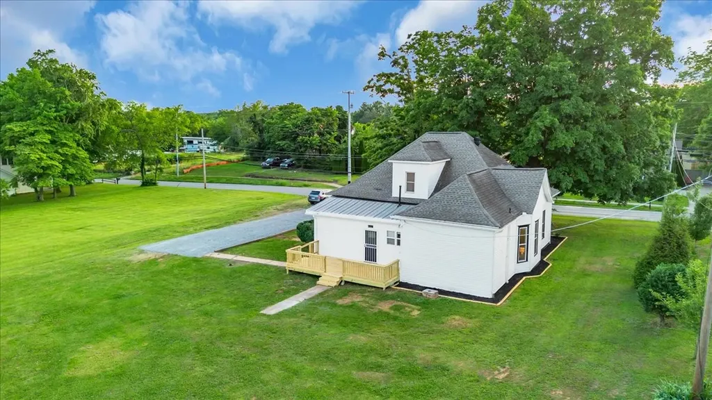 141 N Russell Street Portland TN 37148
