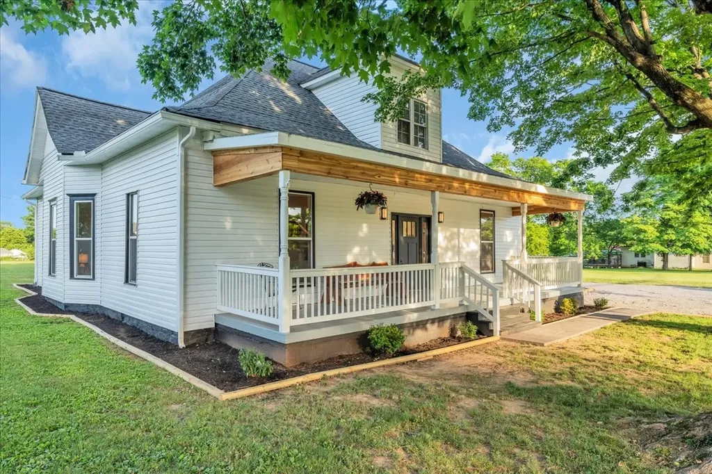 141 N Russell Street Portland TN 37148