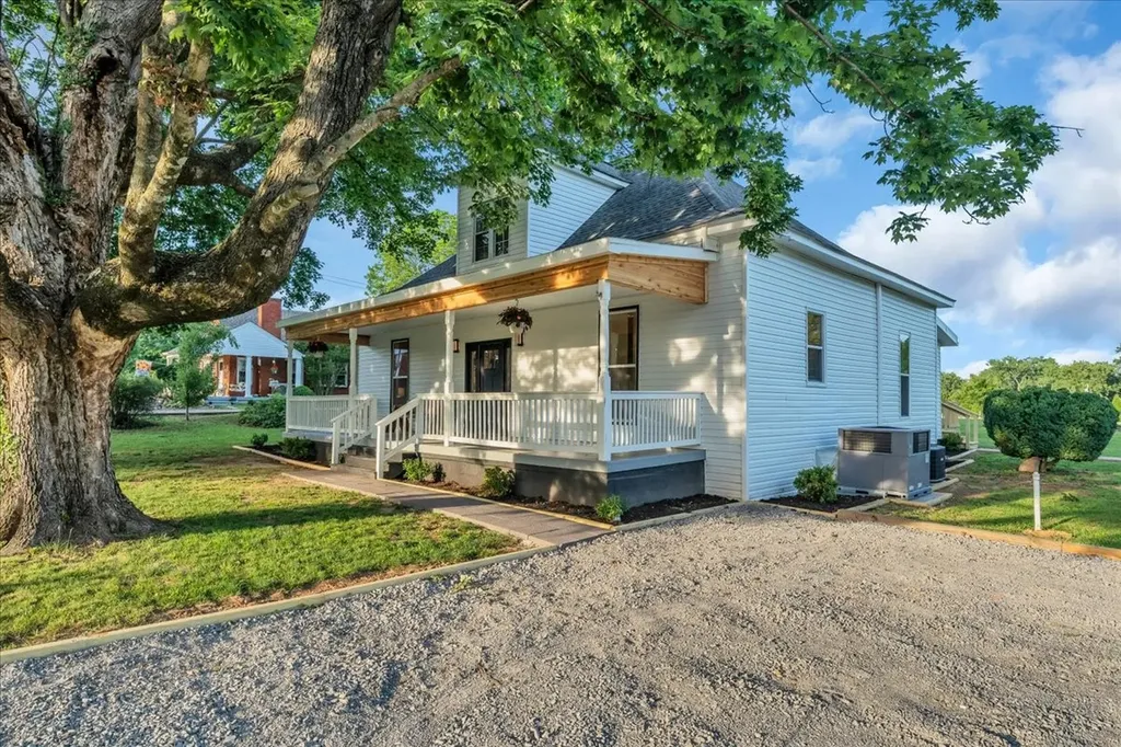 141 N Russell Street Portland TN 37148
