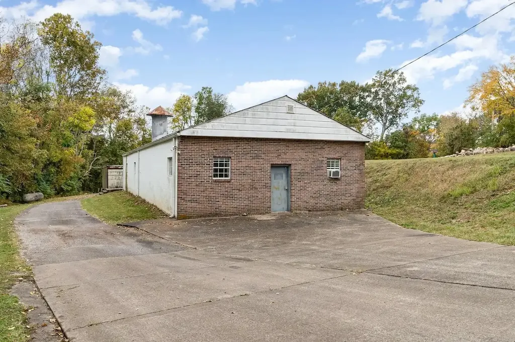 298 Tobacco Road Clarksville TN 37042