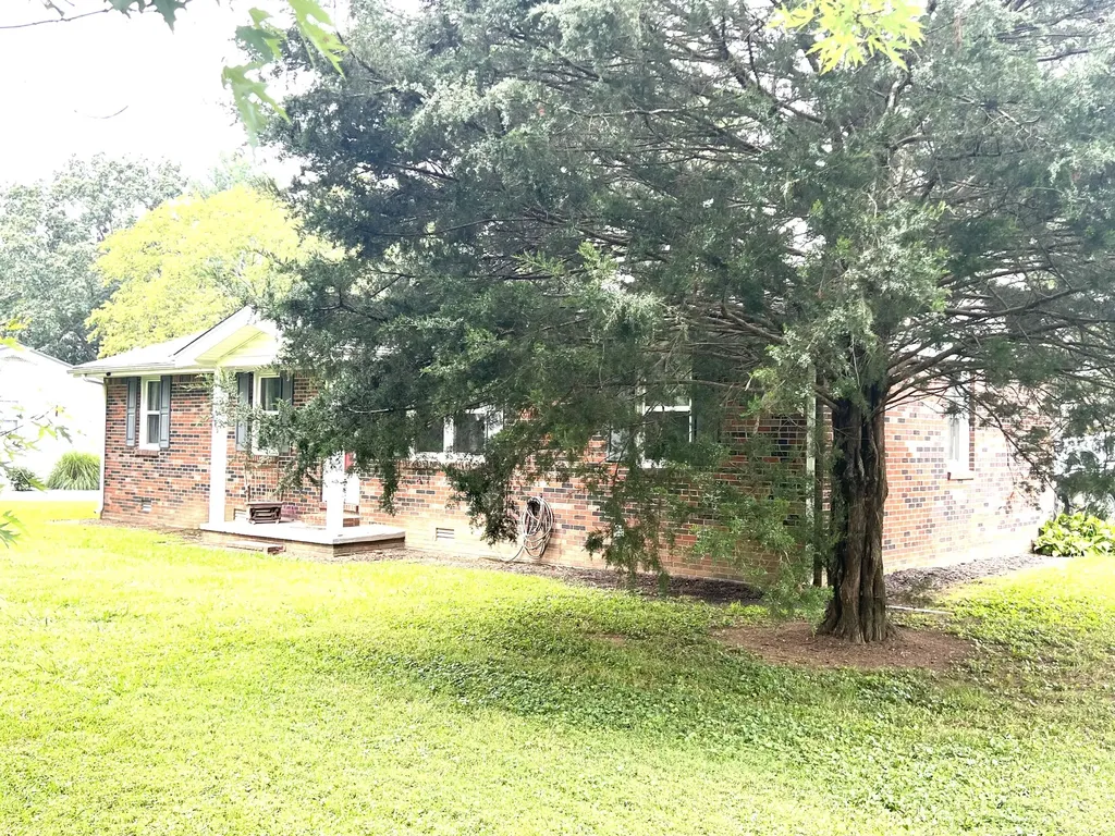 627 Baker Drive Lafayette TN 37083