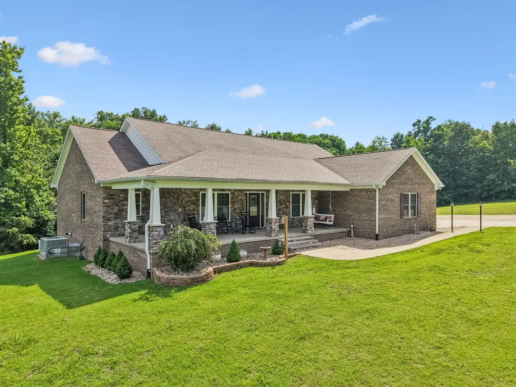 1421 Oakmont Circle Centerville TN 37033
