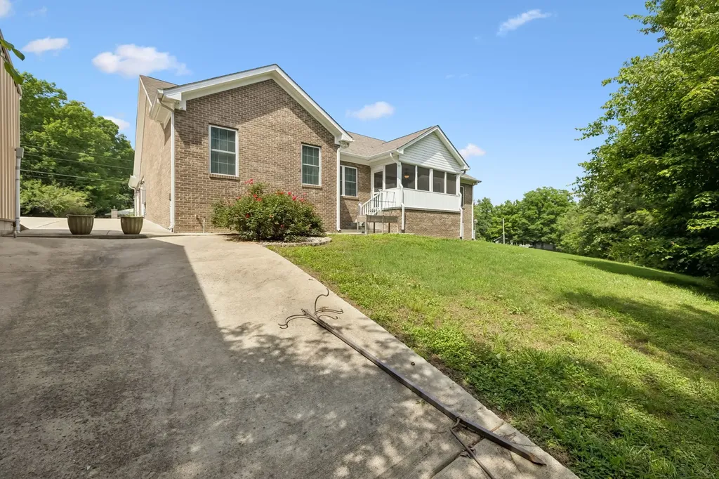 1421 Oakmont Circle Centerville TN 37033