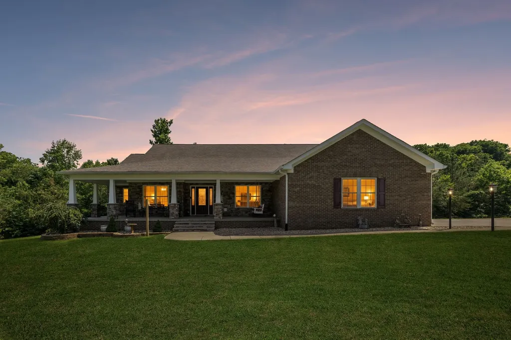 1421 Oakmont Circle Centerville TN 37033