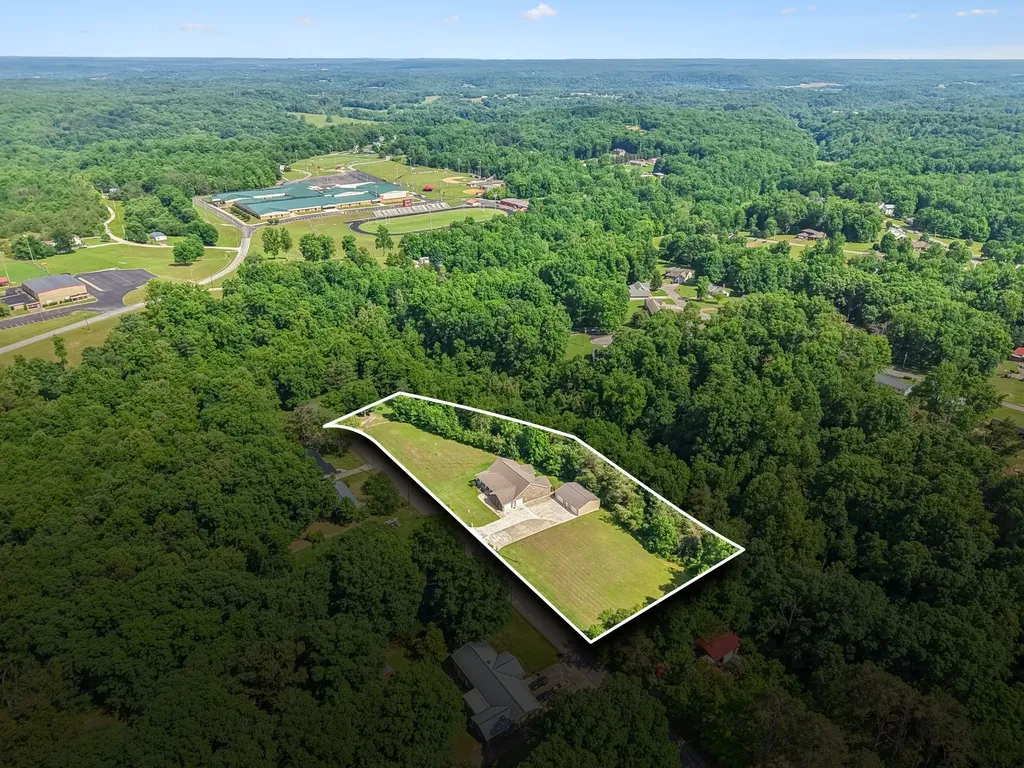 1421 Oakmont Circle Centerville TN 37033