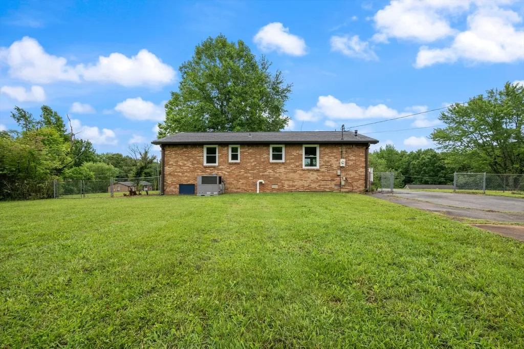 133 Lynn Lane Charlotte TN 37036
