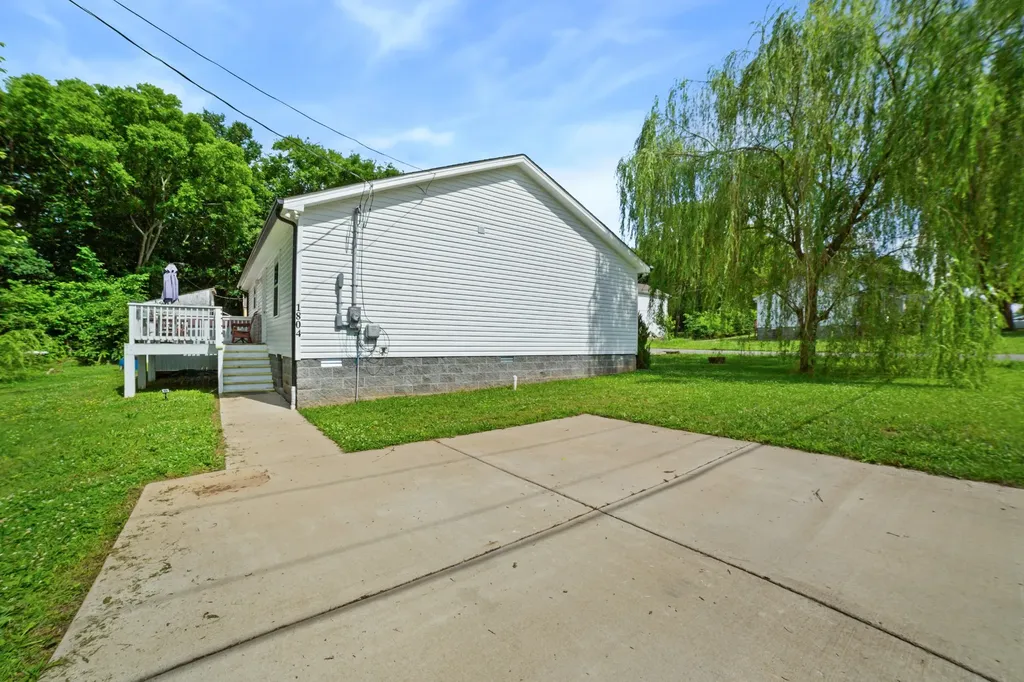 1804 Park Street Springfield TN 37172