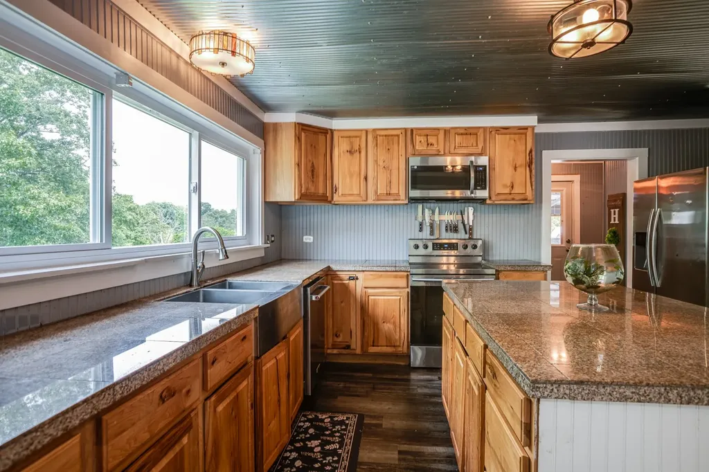 9947 Old Highway 46 Bon Aqua TN 37025