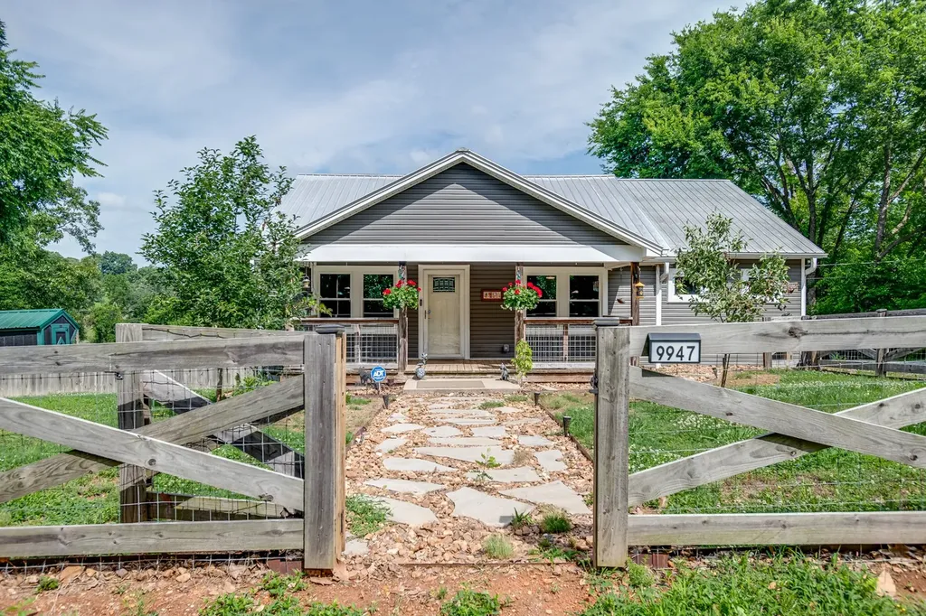 9947 Old Highway 46 Bon Aqua TN 37025