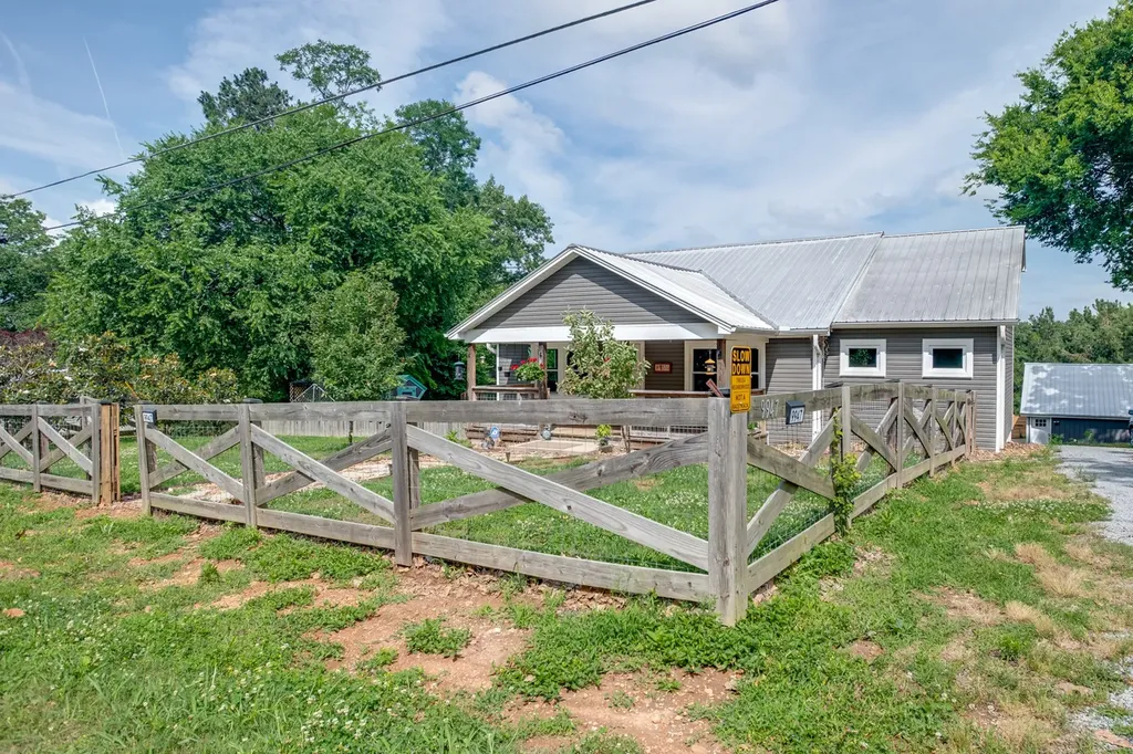 9947 Old Highway 46 Bon Aqua TN 37025
