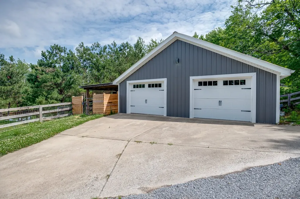 9947 Old Highway 46 Bon Aqua TN 37025