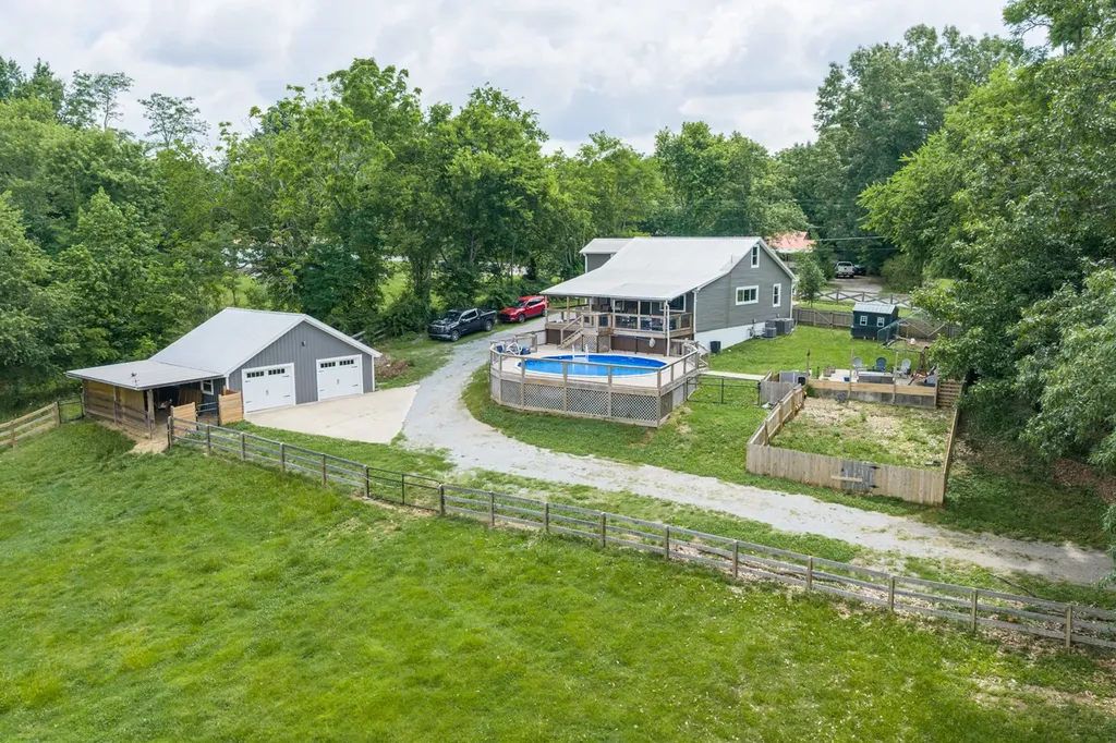 9947 Old Highway 46 Bon Aqua TN 37025