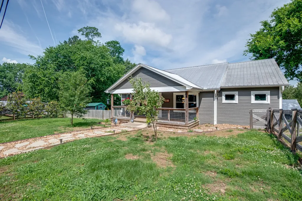 9947 Old Highway 46 Bon Aqua TN 37025