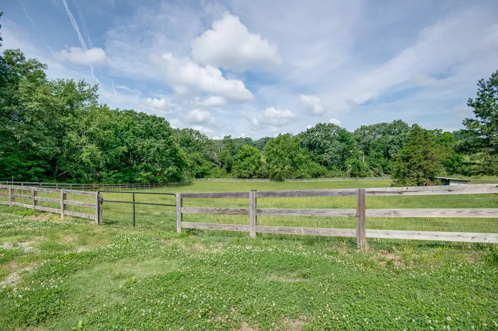 9947 Old Highway 46 Bon Aqua TN 37025