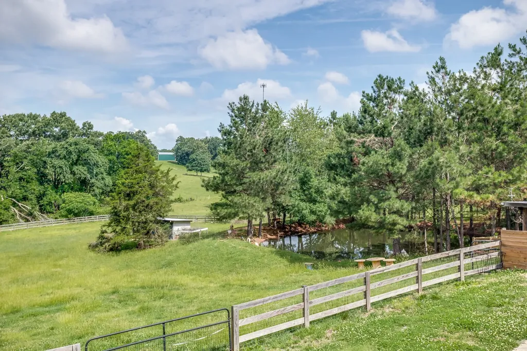 9947 Old Highway 46 Bon Aqua TN 37025