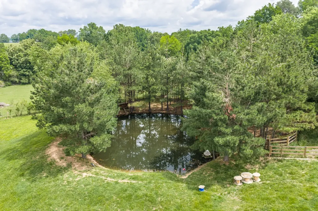 9947 Old Highway 46 Bon Aqua TN 37025