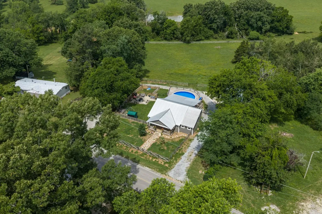 9947 Old Highway 46 Bon Aqua TN 37025