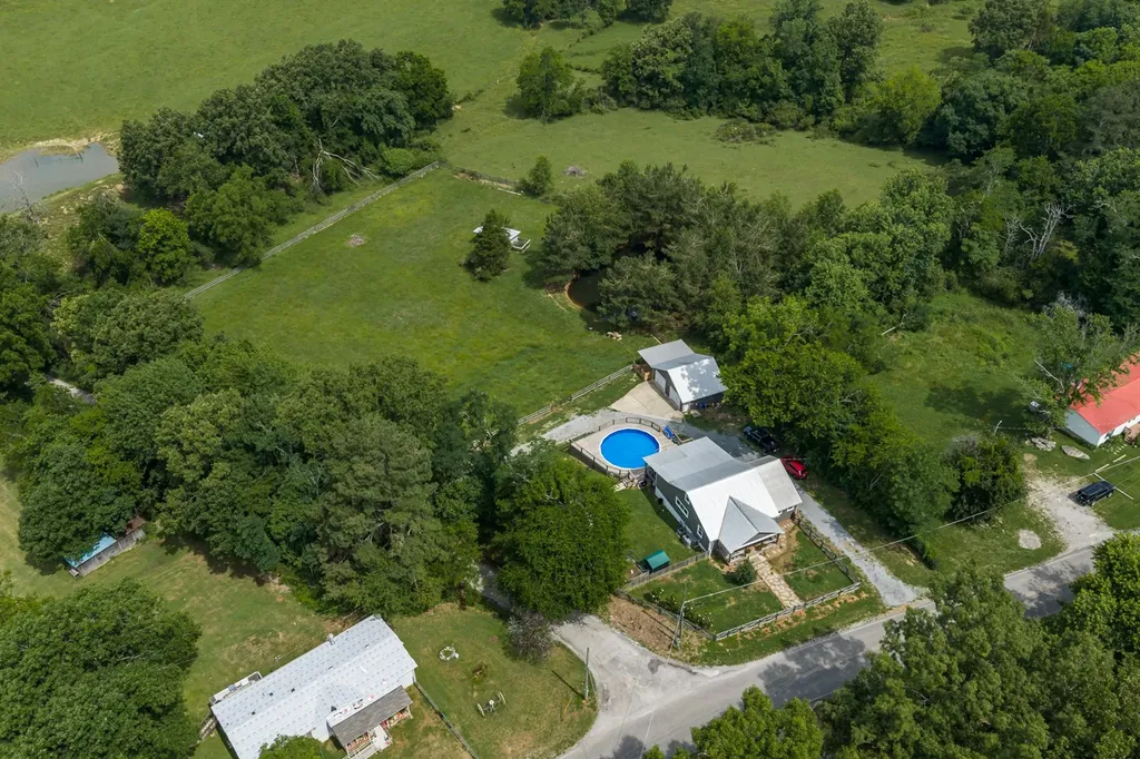9947 Old Highway 46 Bon Aqua TN 37025
